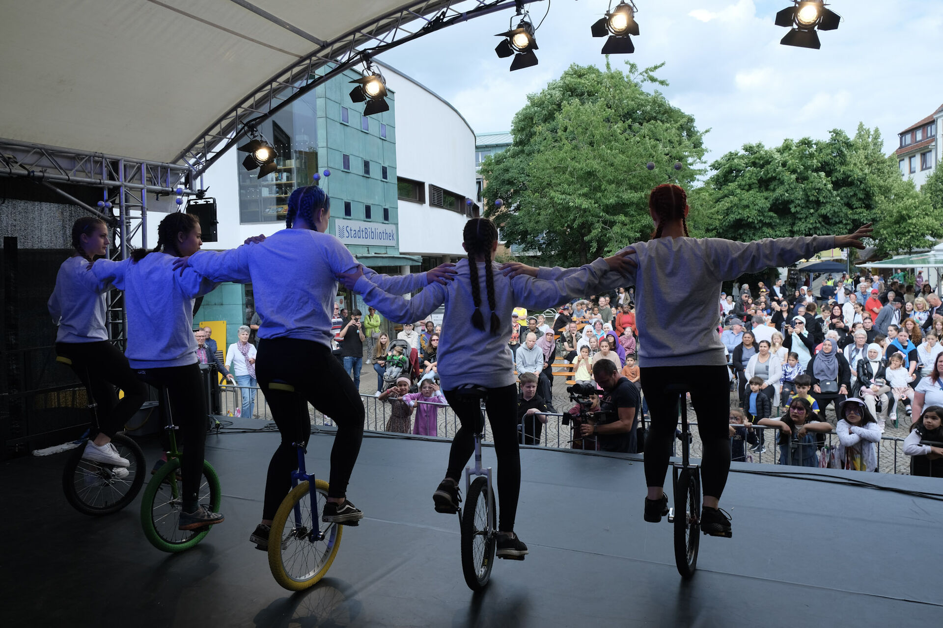 Jugendliche machen Akrobatok auf der Hauptbühne beim Gröpelinger Sommer 2023