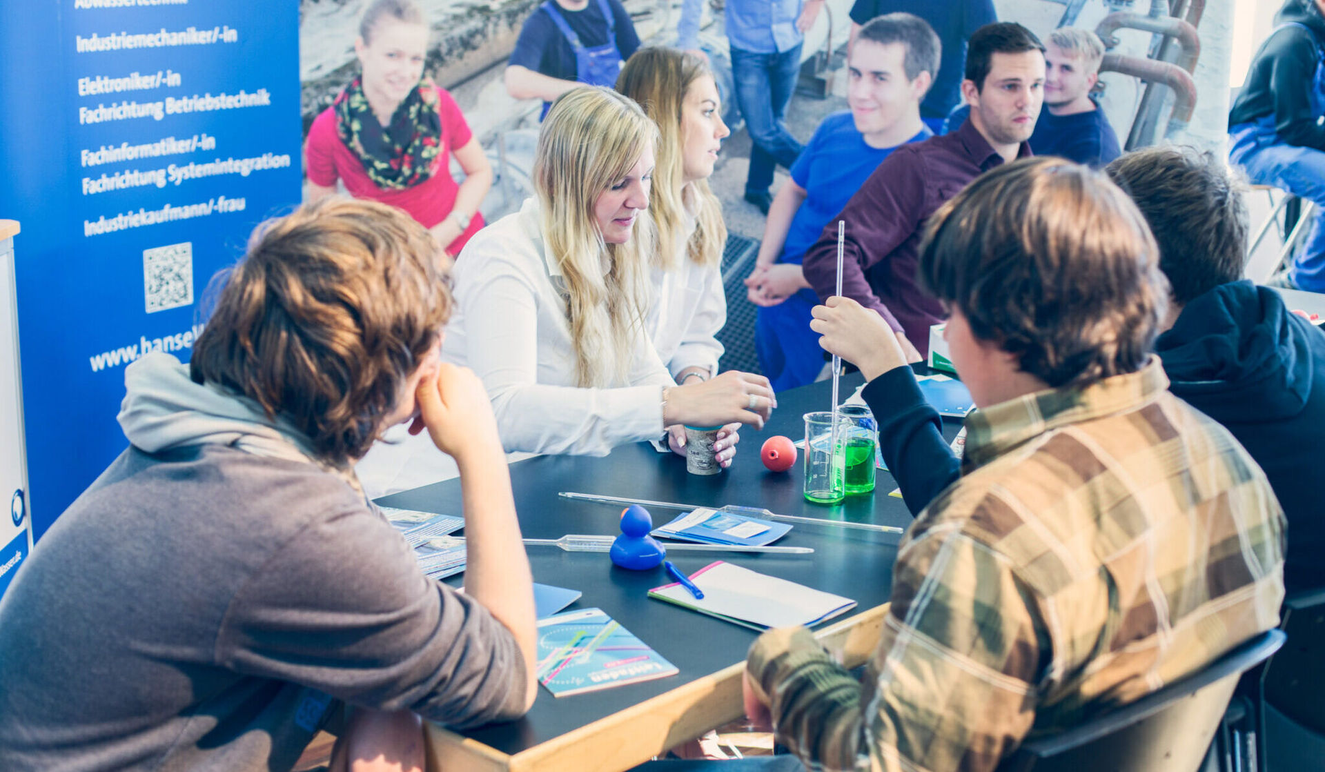 Bild von Schüler:innen bei der Berufsmesse
