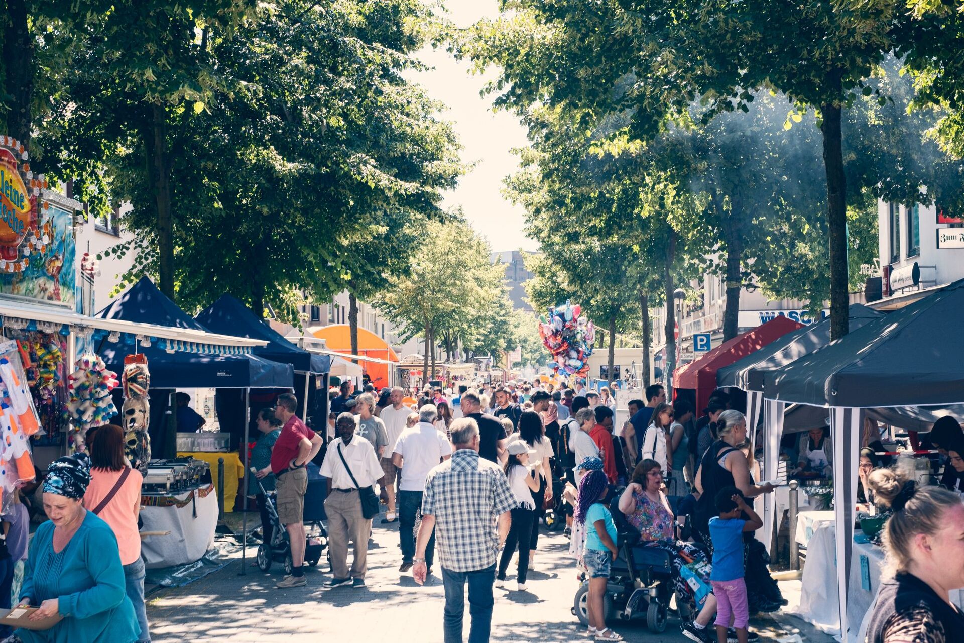 Straßenansicht des Gröpelinger Sommers mit Besucher:innen