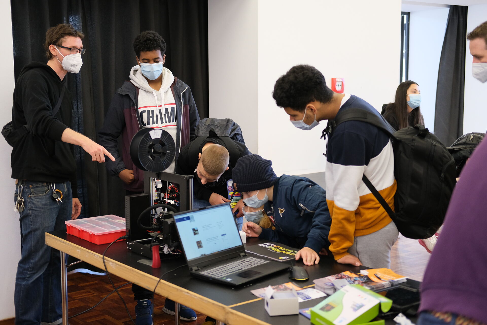 Besucher:innen bei einem Ausbildungsbetrieb bei der Berufemesse